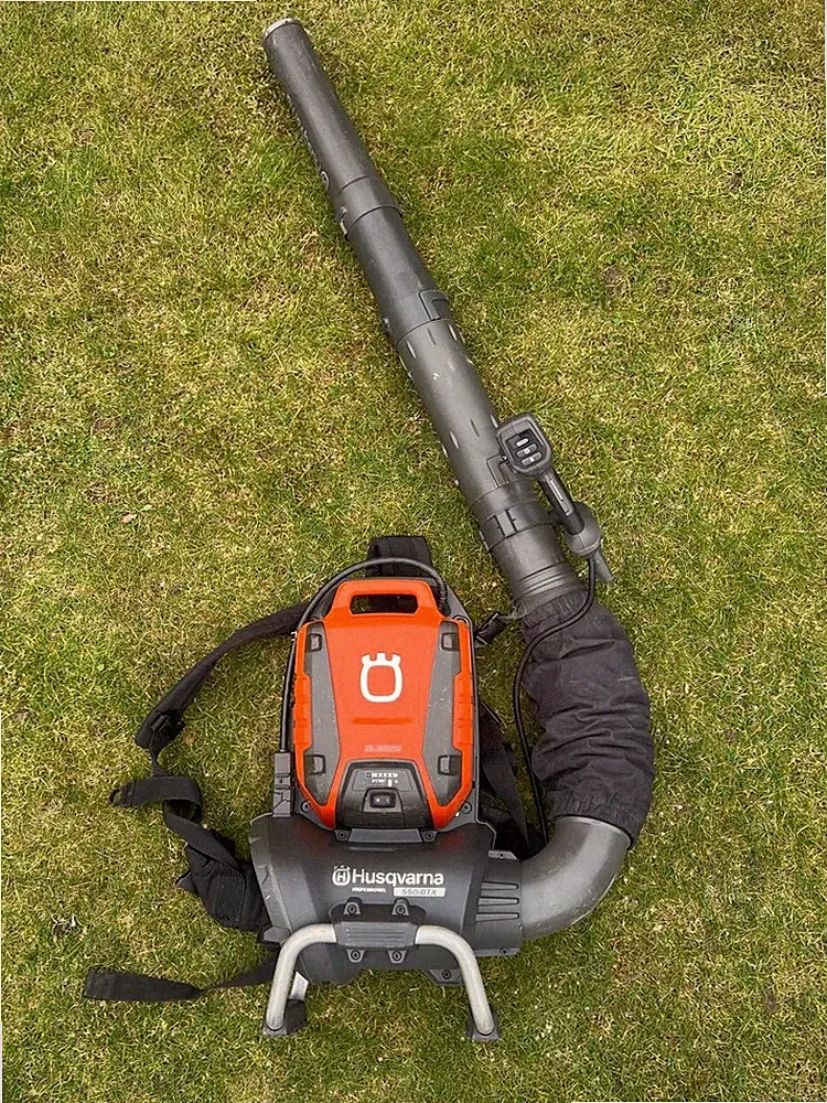 Husqvarna 550iBTX rückentragbares Profi Blasgerät Laubbläser mit Akku BLi950X